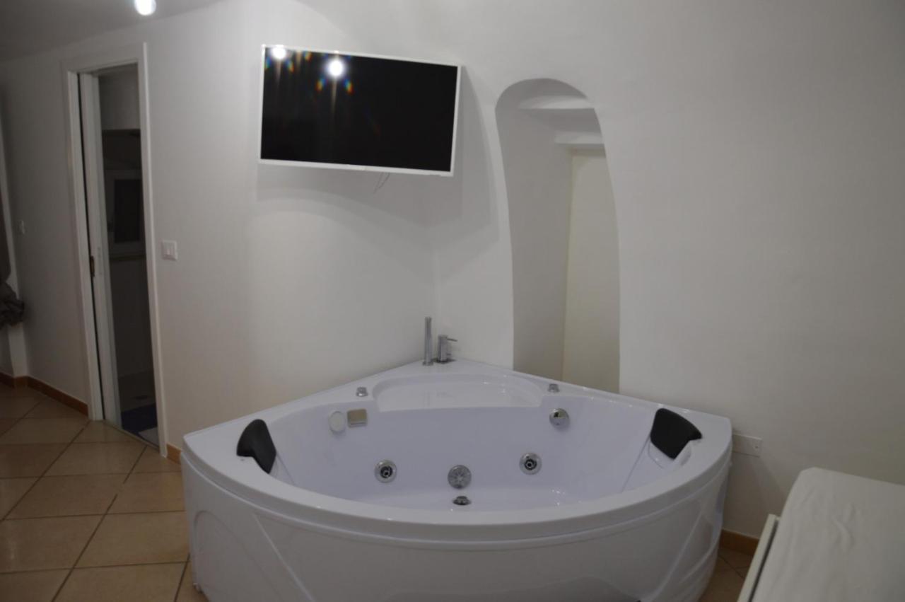 Ostuni 21Mqsuitehomes, Appartamento Con Mini Piscina Privata, Appartamenti Con Vasca Idromassaggio & Appartamenti Standard Luaran gambar