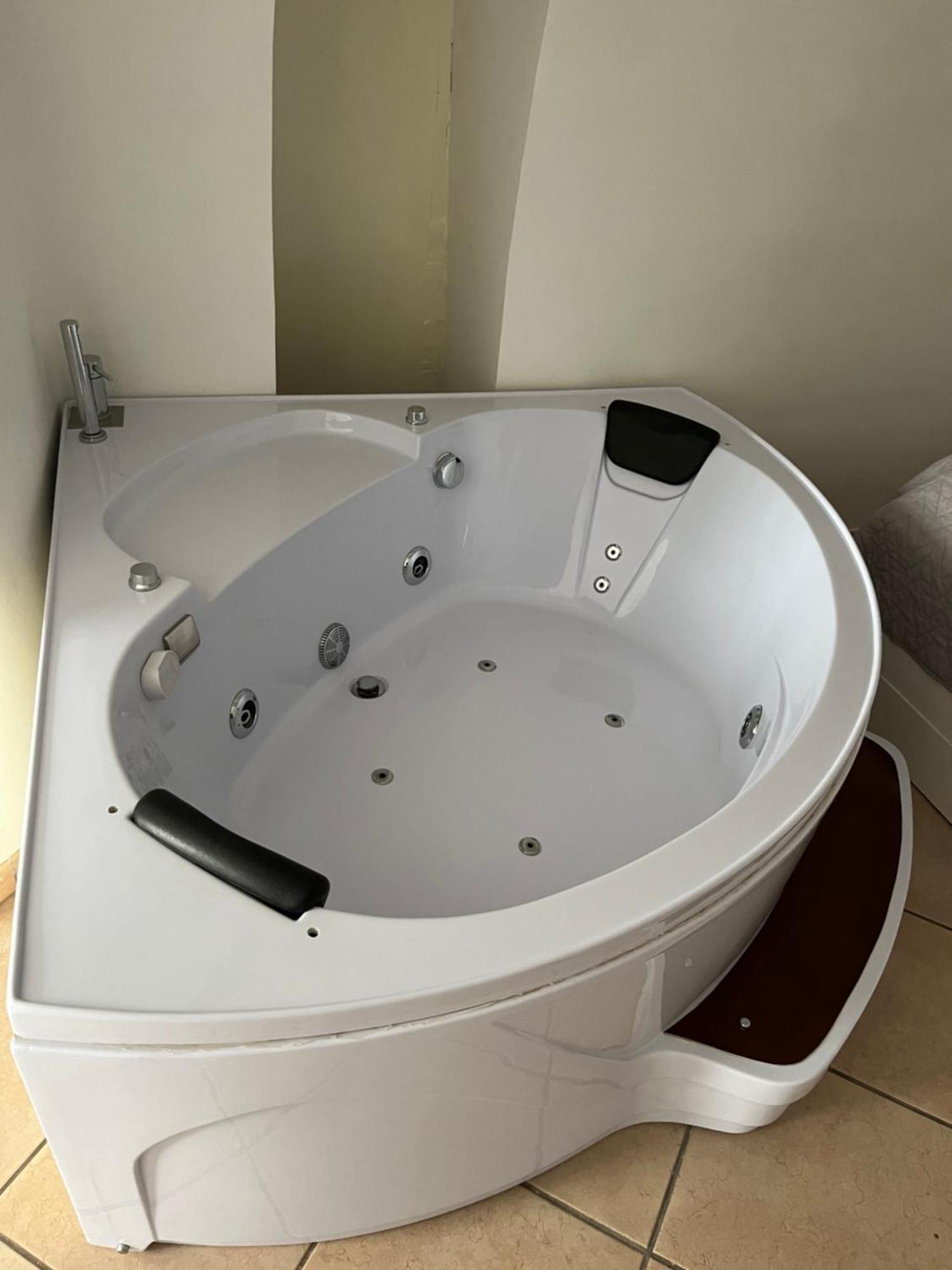 Ostuni 21Mqsuitehomes, Appartamento Con Mini Piscina Privata, Appartamenti Con Vasca Idromassaggio & Appartamenti Standard Luaran gambar